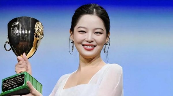 城中投资 辛芷蕾拿奖，85花却静悄悄，陈道明一句话，揭开了娱乐圈的遮羞布